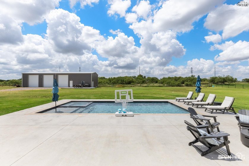 Remarkable 2018-built home on 2.5 fully fenced acres in - photo 35
