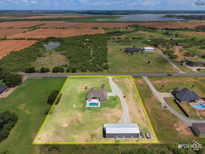 Remarkable 2018-built home on 2.5 fully fenced acres in - photo 39