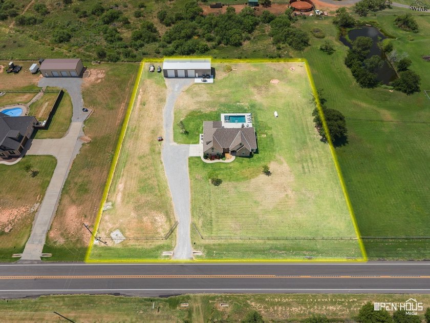Remarkable 2018-built home on 2.5 fully fenced acres in - photo 40