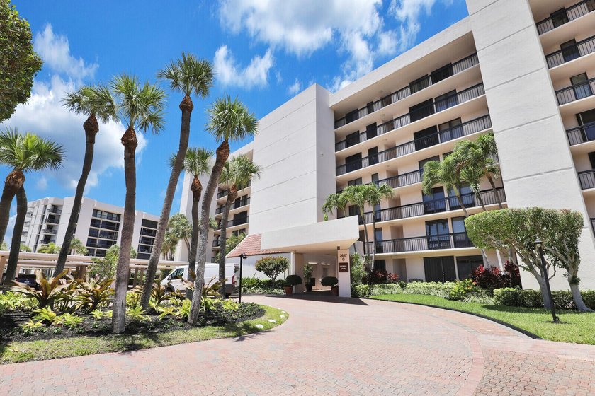 Introducing G305, a 2BR/2BA condo in the Yacht &amp; Racquet Club of - photo 6