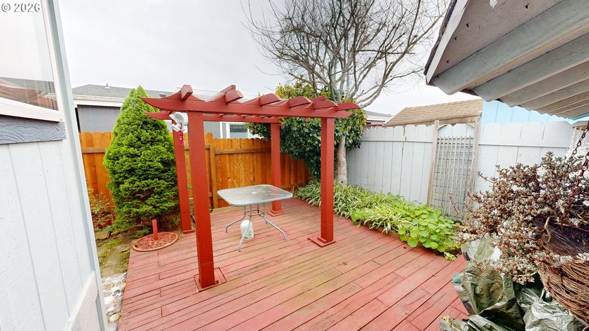 An updated and well cared for spacious manufactured home - photo 17