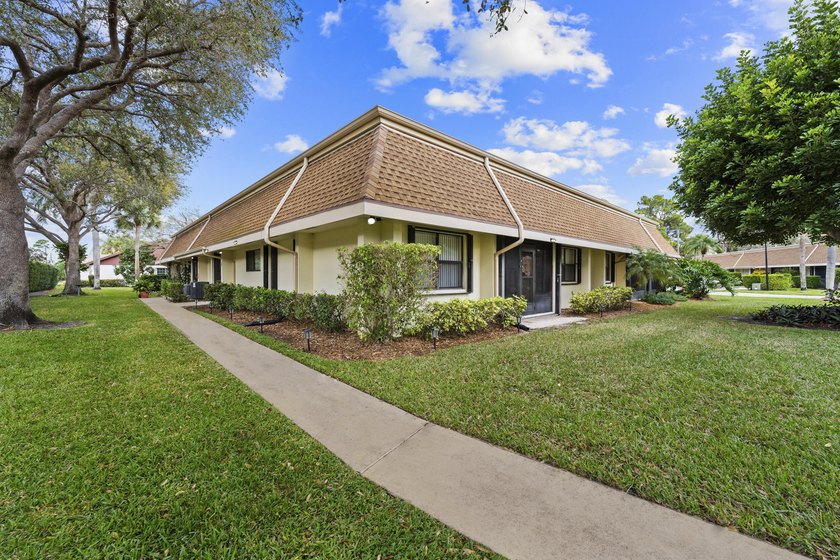 Welcome to this charming corner unit three-bedroom, two-bathroom - photo 4