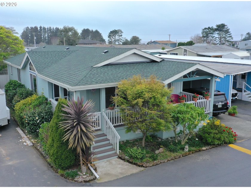 An updated and well cared for spacious manufactured home - photo 24