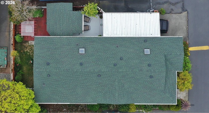 An updated and well cared for spacious manufactured home - photo 25