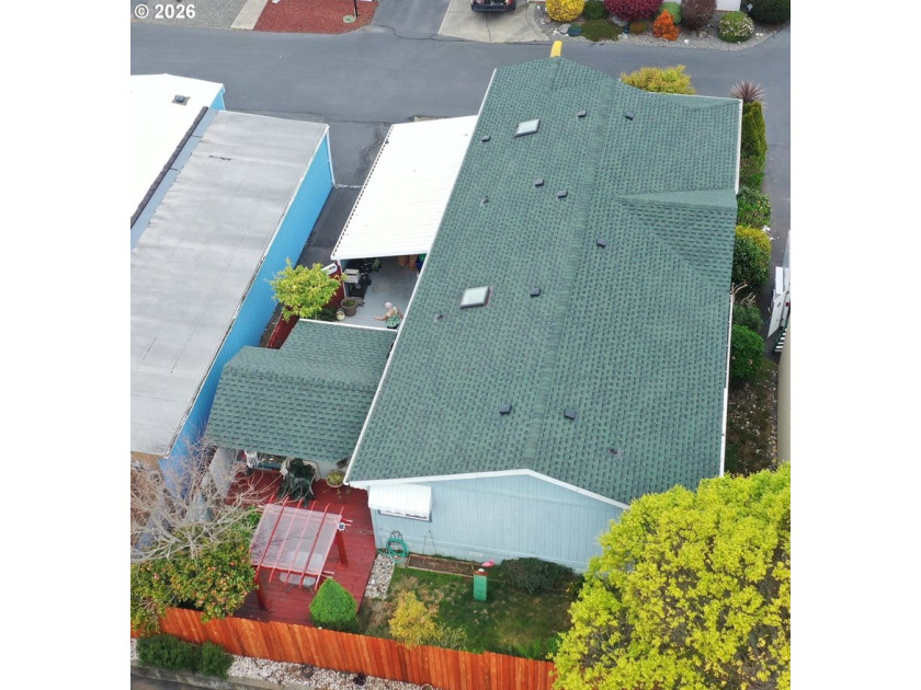 An updated and well cared for spacious manufactured home - photo 26
