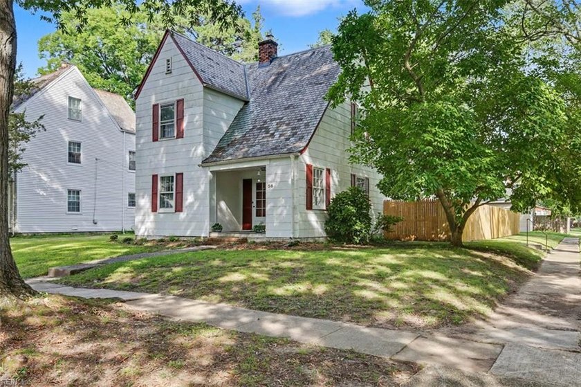 This classic Hilton charmer is move-in ready and full of - photo 2