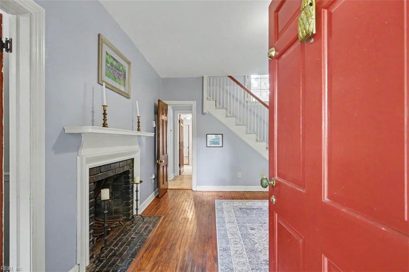 This classic Hilton charmer is move-in ready and full of - photo 4