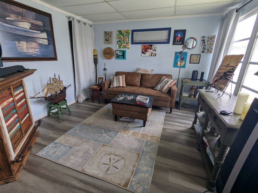 Welcome home to this beautiful unfurnished 2 bdrm 2 bath Double - photo 14