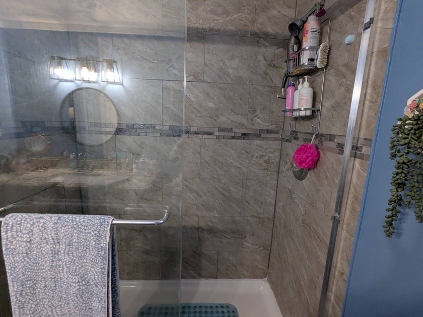 Welcome home to this beautiful unfurnished 2 bdrm 2 bath Double - photo 19