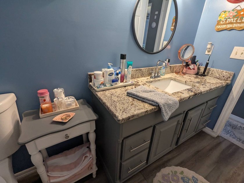 Welcome home to this beautiful unfurnished 2 bdrm 2 bath Double - photo 20