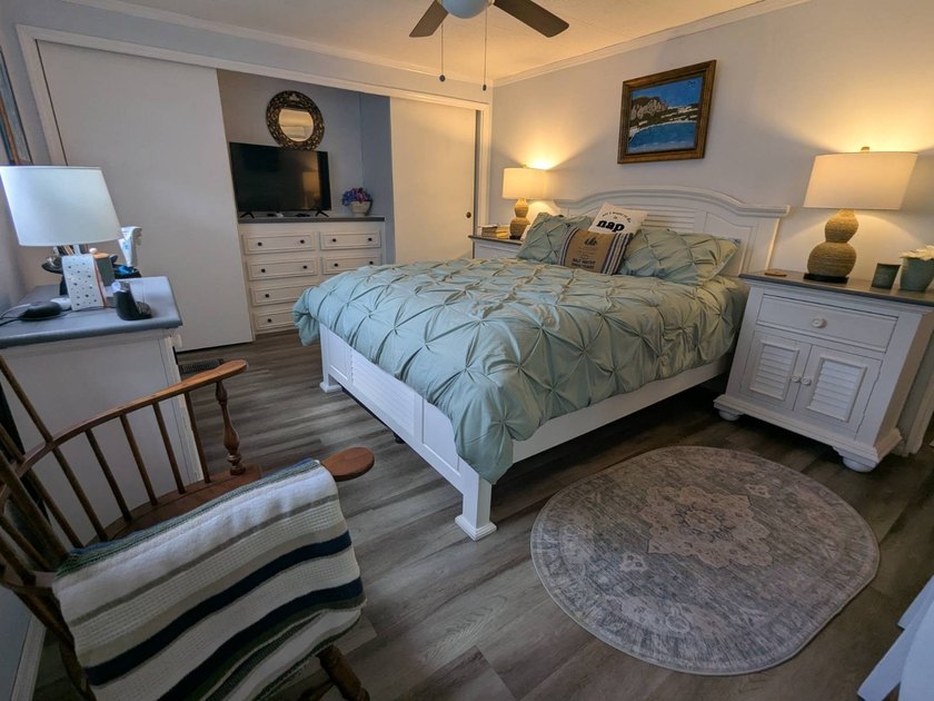 Welcome home to this beautiful unfurnished 2 bdrm 2 bath Double - photo 24