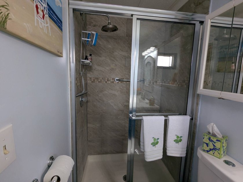 Welcome home to this beautiful unfurnished 2 bdrm 2 bath Double - photo 26