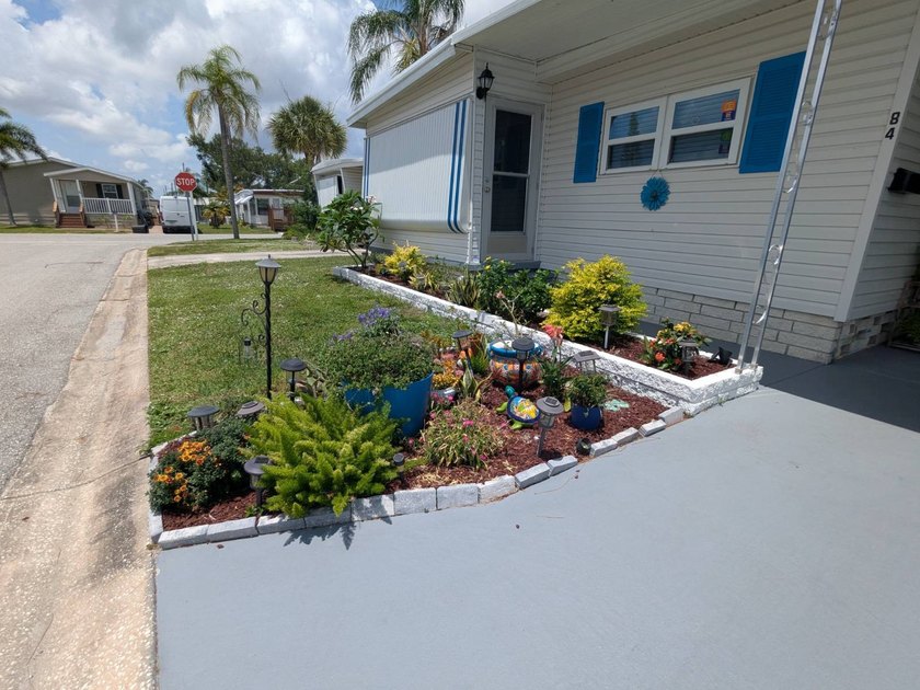 Welcome home to this beautiful unfurnished 2 bdrm 2 bath Double - photo 28