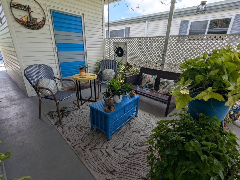 Welcome home to this beautiful unfurnished 2 bdrm 2 bath Double - photo 31