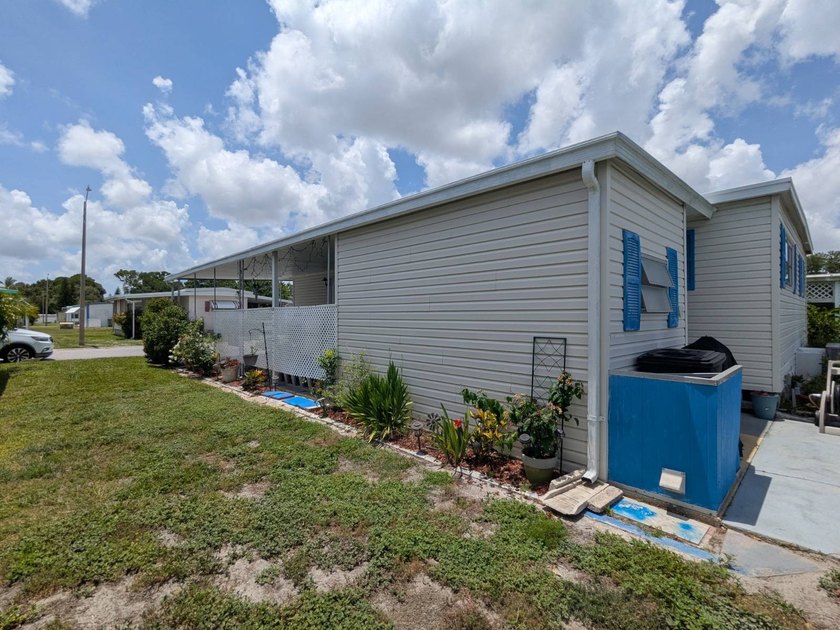 Welcome home to this beautiful unfurnished 2 bdrm 2 bath Double - photo 39