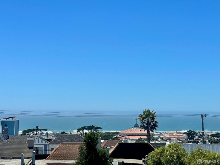 Central Sunset reversed floor plan home ideally situated on one - photo 4