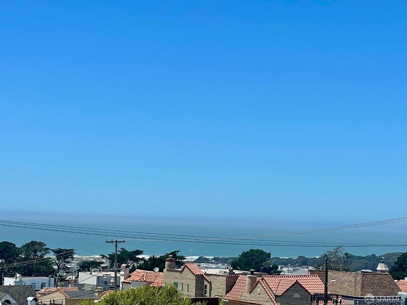 Central Sunset reversed floor plan home ideally situated on one - photo 6