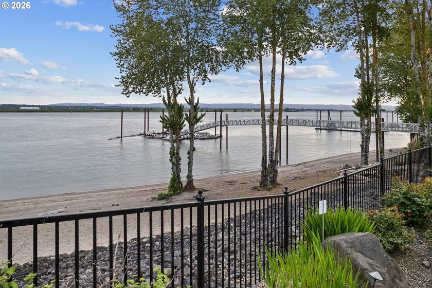 Beyond the gates of one of the area's most waterfront - photo 43
