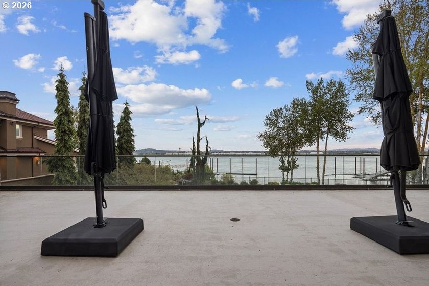 Beyond the gates of one of the area's most waterfront - photo 44