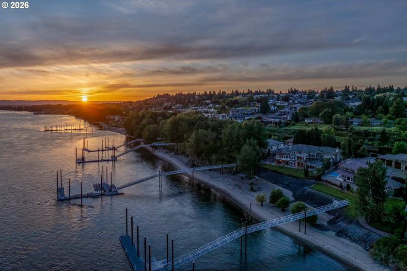 Beyond the gates of one of the area's most waterfront - photo 47