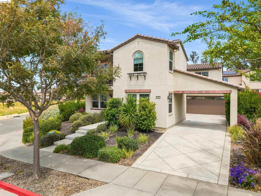 1502 Flagship Drive sits on a generous corner lot in Mare - photo 4