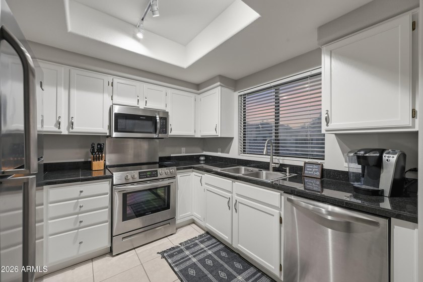 Welcome to this beautifully updated and very well maintained - photo 11