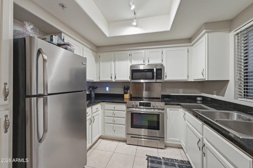Welcome to this beautifully updated and very well maintained - photo 12