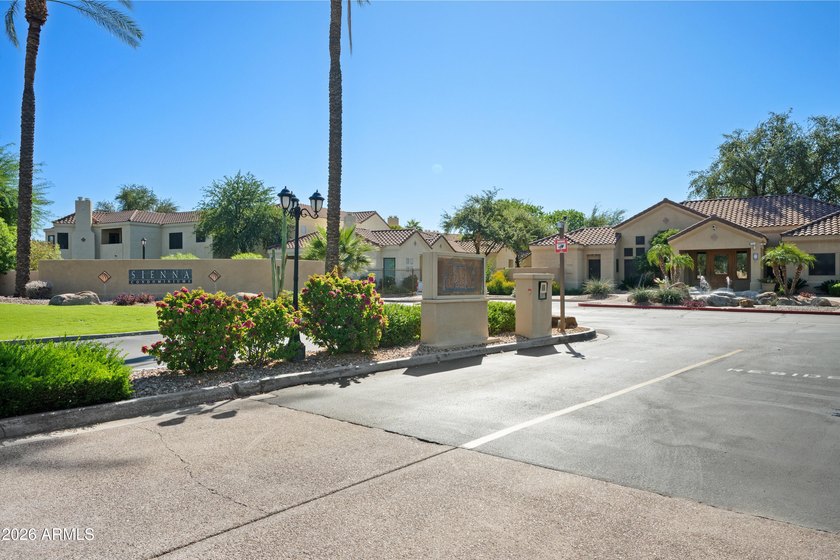 Welcome to this beautifully updated and very well maintained - photo 31