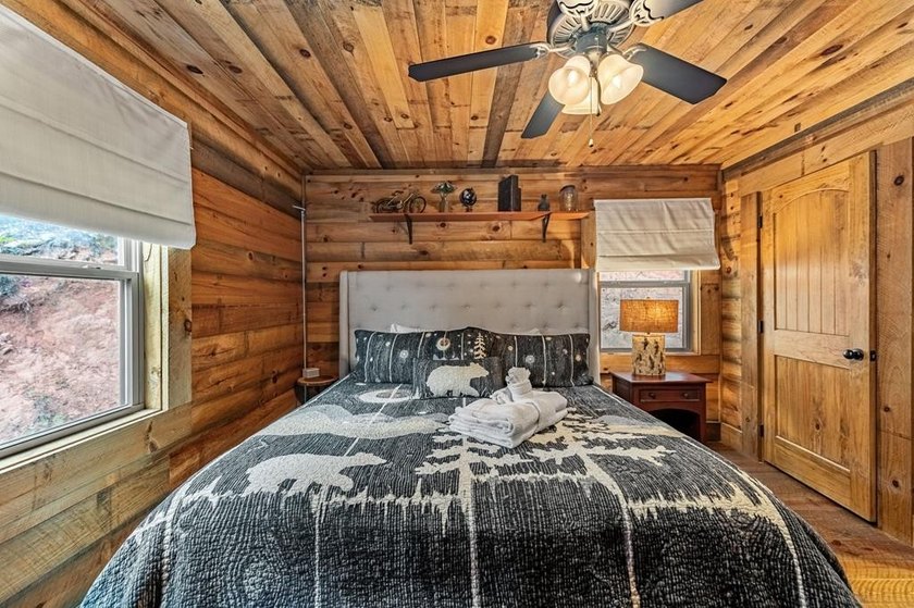 Introducing a remarkable mountain cabin that perfectly captures - photo 18