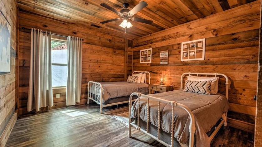 Introducing a remarkable mountain cabin that perfectly captures - photo 43