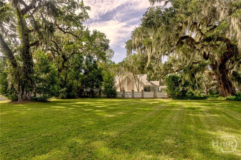 An extraordinary opportunity to own a rare double lot just two - photo 3