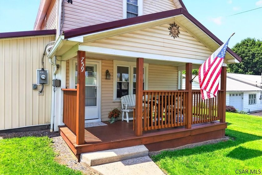 Charming, MOVE-IN-READY providing a functional layout perfect - photo 3
