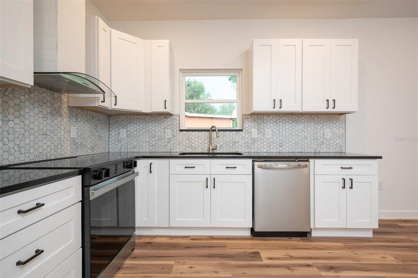 BRAND NEW BUILD! Located in the Copeland community, this 3 - photo 6