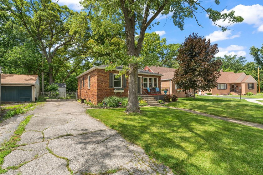 Charming brick ranch in the heart of Hobart! Updated kitchen - photo 2
