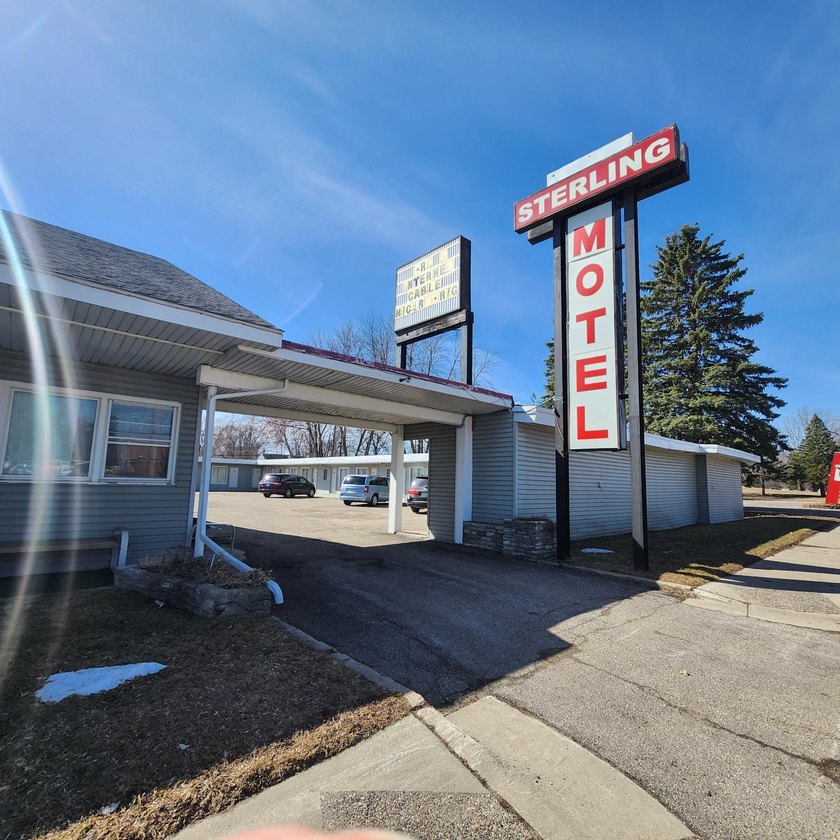 Huge opportunity to acquire a high-visibility commercial - photo 2