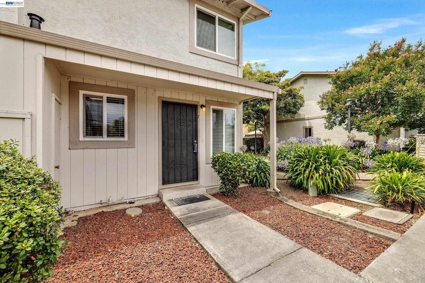 Welcome to this great end-unit townhome offering 2 bedrooms and - photo 3