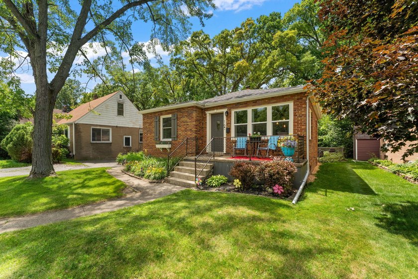 Charming brick ranch in the heart of Hobart! Updated kitchen - photo 4