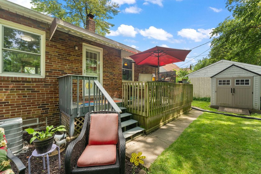 Charming brick ranch in the heart of Hobart! Updated kitchen - photo 5
