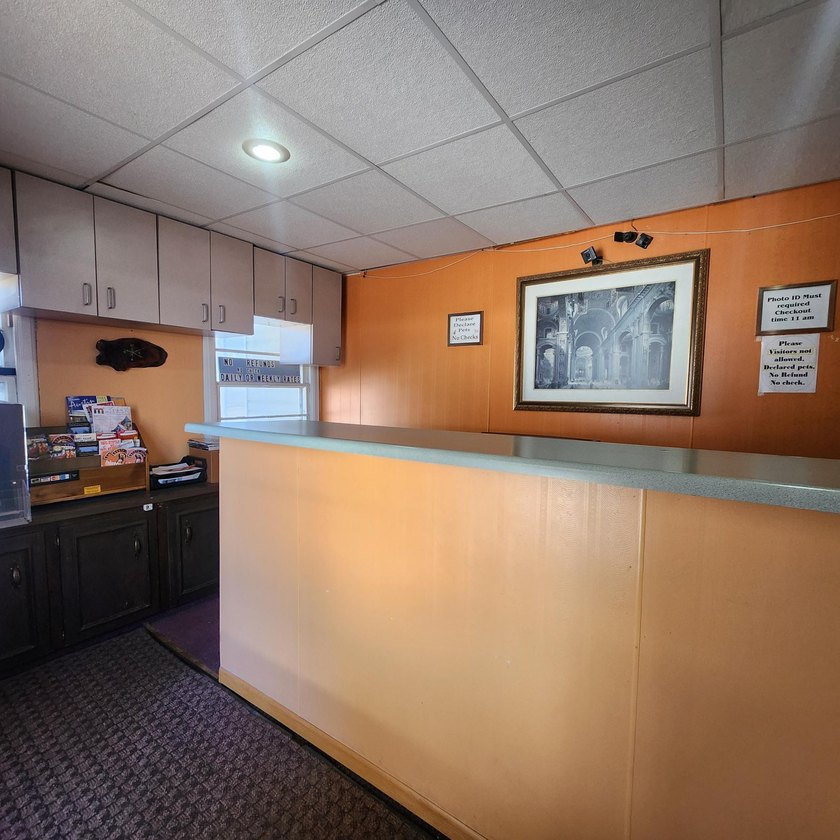 Huge opportunity to acquire a high-visibility commercial - photo 5