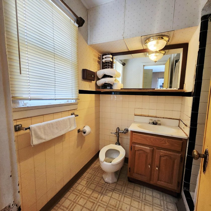Huge opportunity to acquire a high-visibility commercial - photo 7