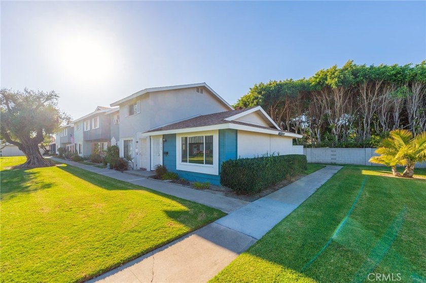 Welcome Home to this Beautifully Maintained Updated End-Unit - photo 3