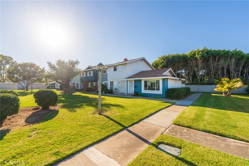 Welcome Home to this Beautifully Maintained Updated End-Unit - photo 4