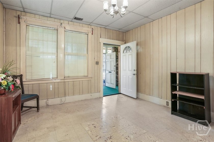 Investment opportunity in a prime location! This 3-bedroom - photo 11