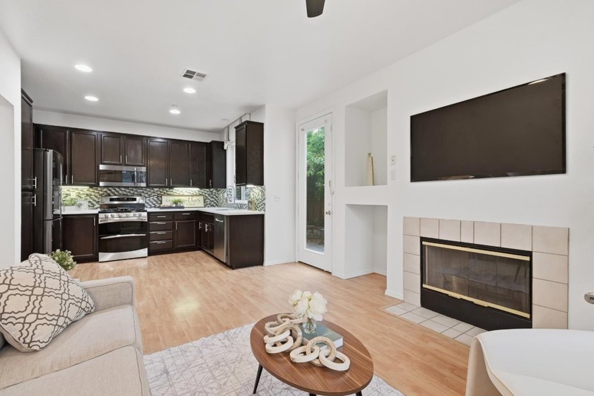 Gorgeous Single Family home with 3 Bedrooms and 2.5 Bath - photo 13