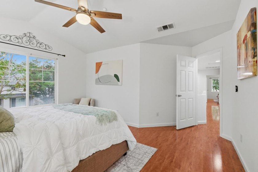 Gorgeous Single Family home with 3 Bedrooms and 2.5 Bath - photo 18