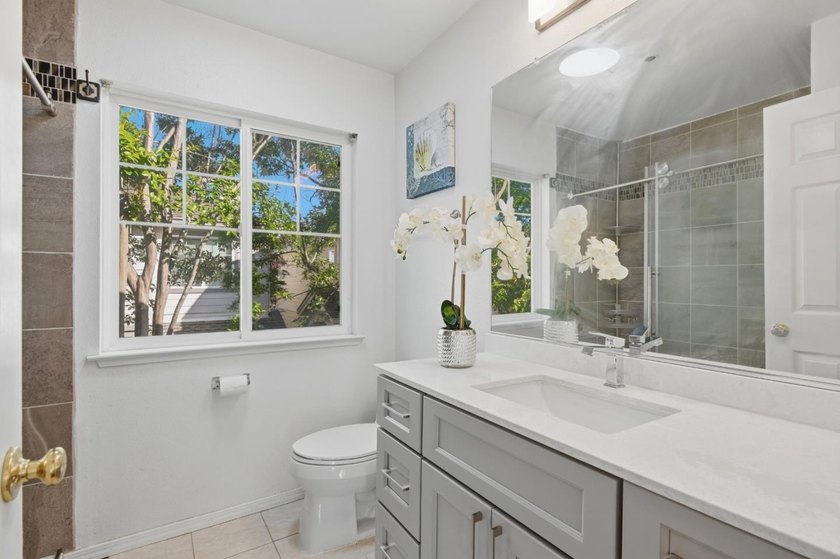 Gorgeous Single Family home with 3 Bedrooms and 2.5 Bath - photo 32