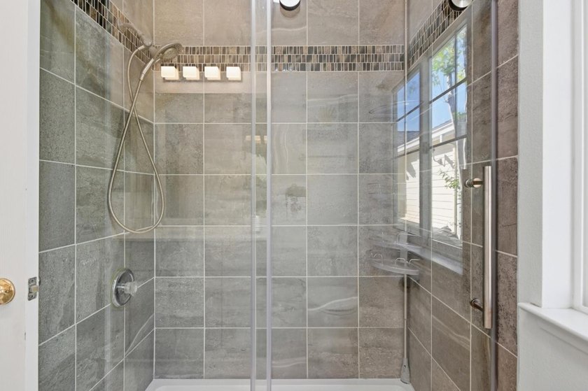 Gorgeous Single Family home with 3 Bedrooms and 2.5 Bath - photo 33