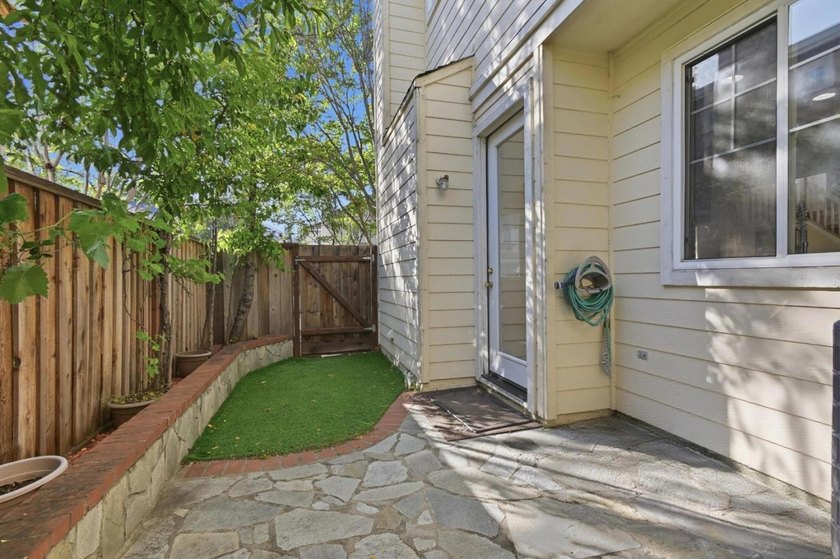 Gorgeous Single Family home with 3 Bedrooms and 2.5 Bath - photo 35