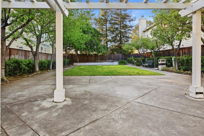 Gorgeous Single Family home with 3 Bedrooms and 2.5 Bath - photo 41