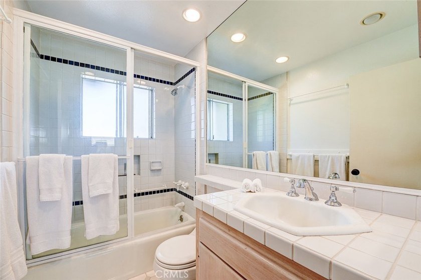 LUXURY OCEANFRONT VACATION RENTAL. This turn-key rental is - photo 18